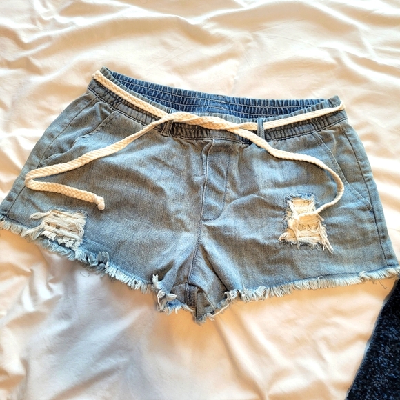 2/$15 🩳 Size small, Aerie denim shorts with lace detail and rope belt. - Picture 1 of 3